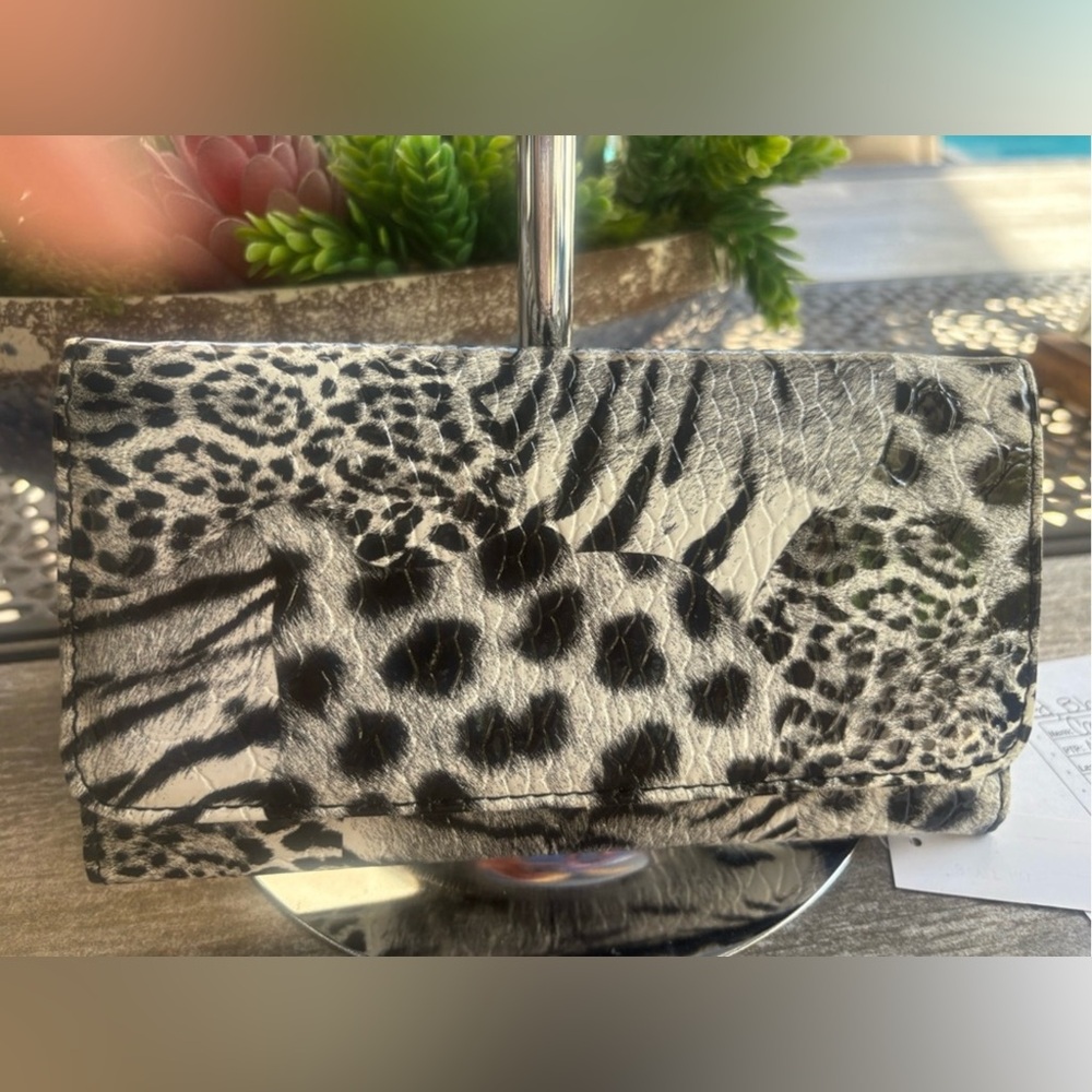 NWT, Chic Leopard Print Women's Clutch/Wallet. Gray/Black